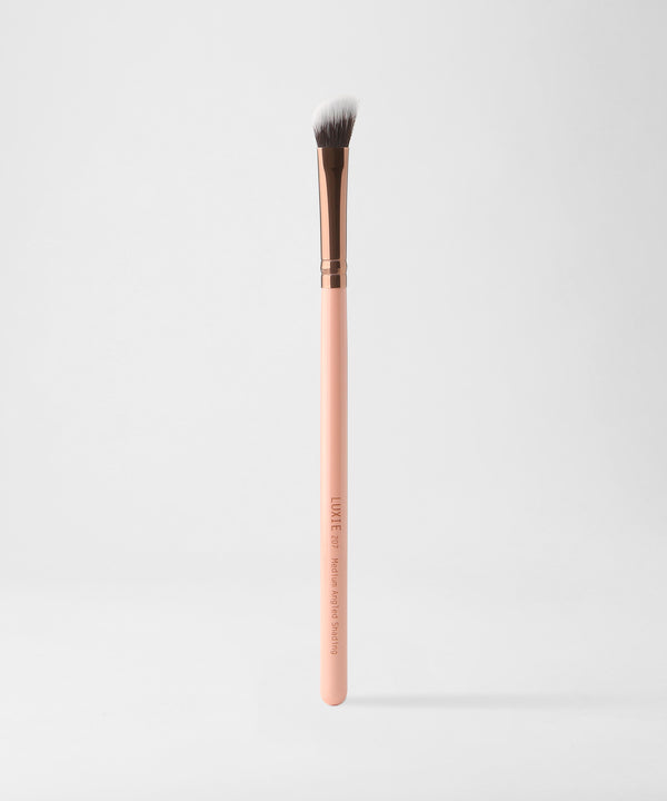 Luxie Beauty - 130 Detalle Cepillo de licuadora en ángulo: oro rosa